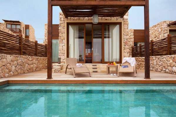 Beresheet Hotel, Negev, Israel - Situado no coração do deserto de Negev, a duas horas de viagem desde Tel Aviv, o Beresheet Hotel tem vistas magníficas sobre uma imensa cratera de quase 40 km. A arquitetura do hotel, com muito uso de pedra, se adapta perfeitamente à paisagem